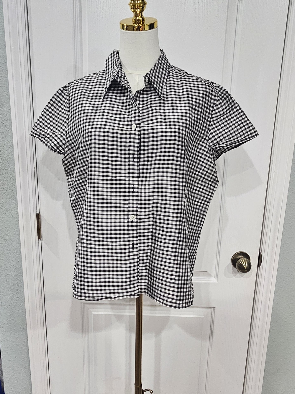 Black & White Gingham Short-Sleeve Button-Up Shirt - Women